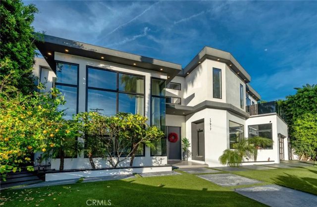 17917 Valley Vista Boulevard, Encino, CA 91316