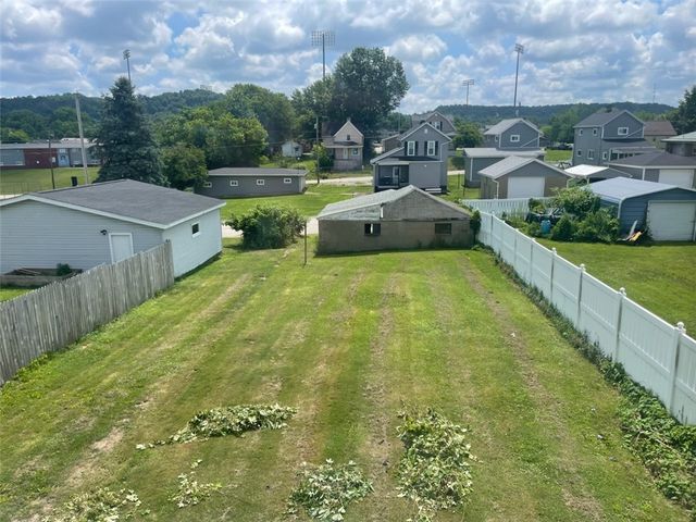 734 Park St, California, PA 15419