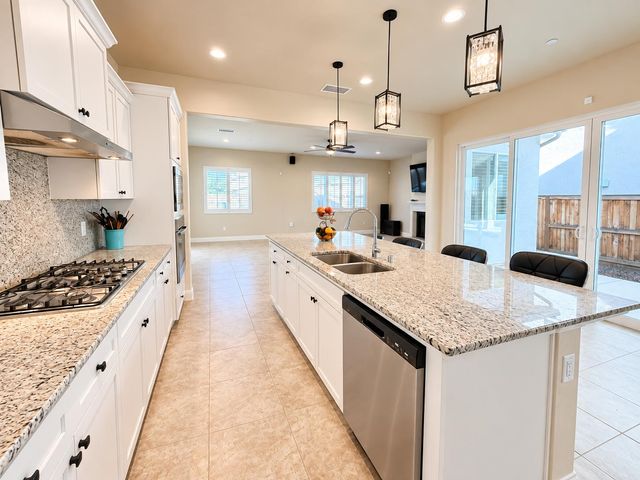 2468 Montana Avenue, Clovis, CA 93619