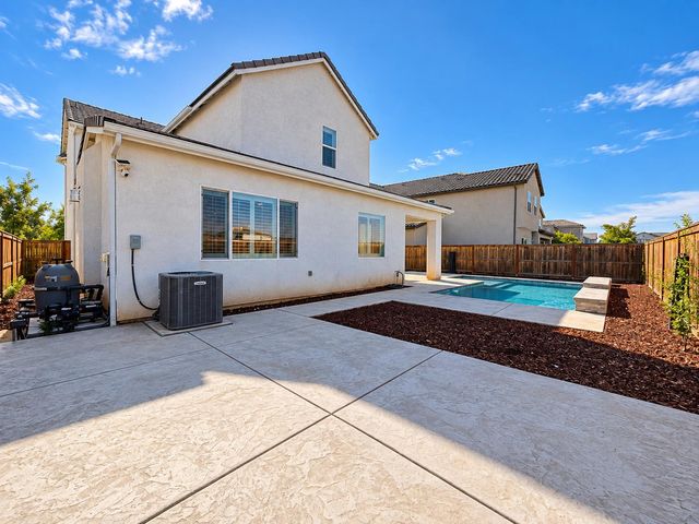 2468 Montana Avenue, Clovis, CA 93619