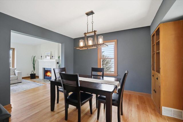 2404 N 89th STREET, Wauwatosa, WI 53226