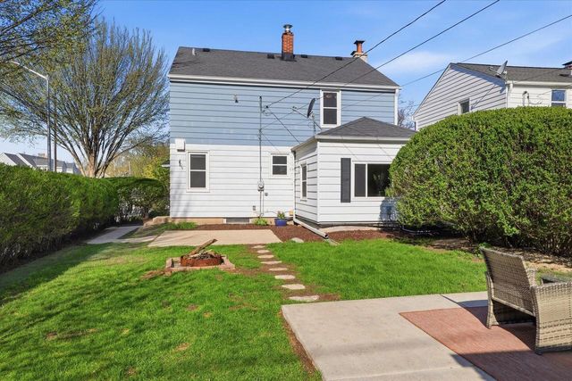 2404 N 89th STREET, Wauwatosa, WI 53226