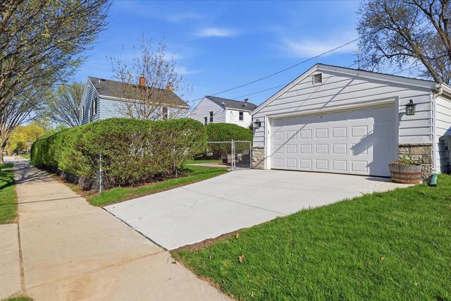 2404 N 89th STREET, Wauwatosa, WI 53226