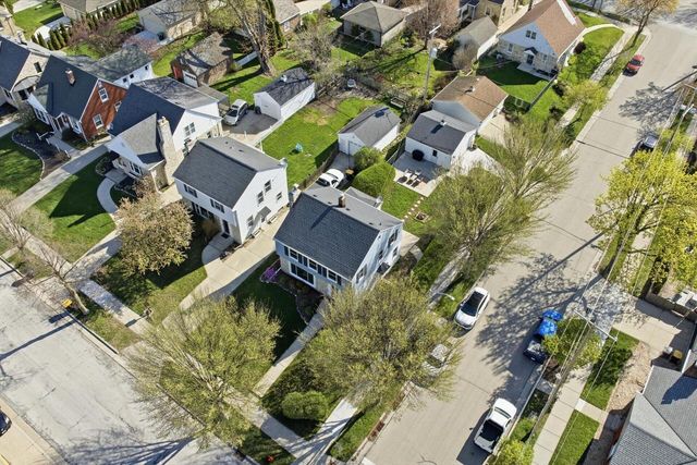 2404 N 89th STREET, Wauwatosa, WI 53226
