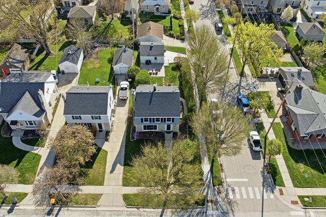 2404 N 89th STREET, Wauwatosa, WI 53226
