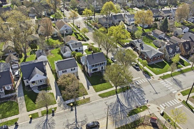 2404 N 89th STREET, Wauwatosa, WI 53226