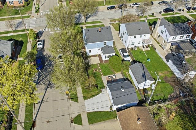2404 N 89th STREET, Wauwatosa, WI 53226