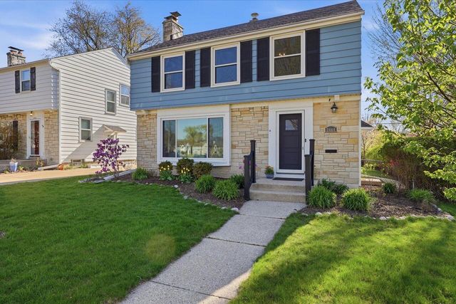 2404 N 89th STREET, Wauwatosa, WI 53226