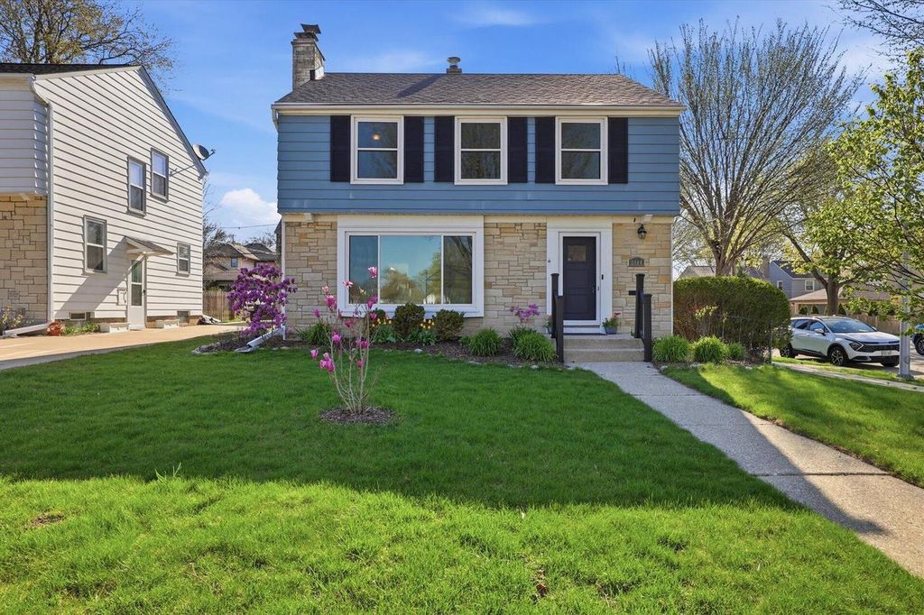 2404 N 89th STREET, Wauwatosa, WI 53226