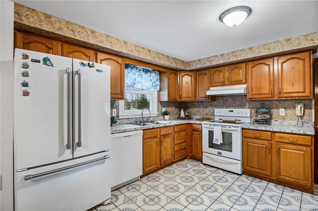 41 Shadywood Drive, Gates, NY 14606