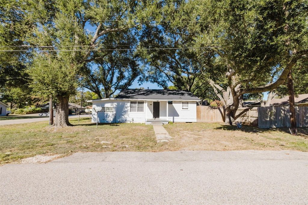 2518 Daugherty Street, Waller, TX 77484