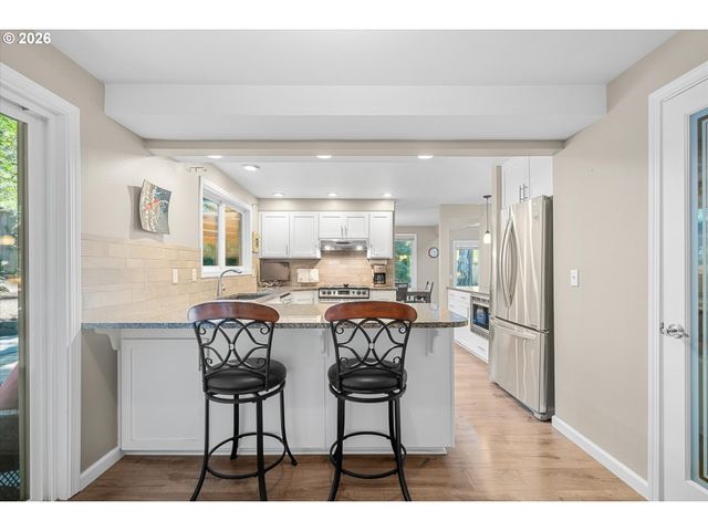 3040 ROYCE Way, Lake Oswego, OR 97034