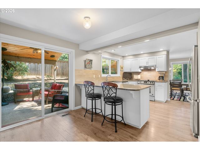 3040 ROYCE Way, Lake Oswego, OR 97034