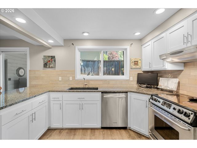 3040 ROYCE Way, Lake Oswego, OR 97034