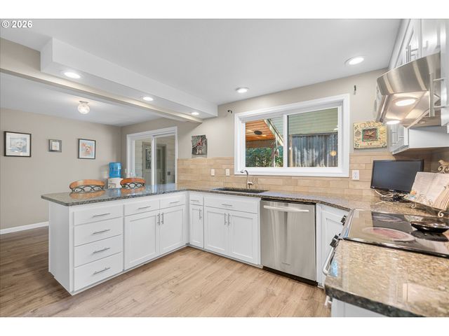 3040 ROYCE Way, Lake Oswego, OR 97034