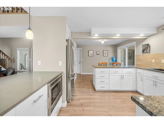 3040 ROYCE Way, Lake Oswego, OR 97034