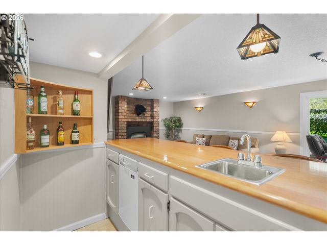 3040 ROYCE Way, Lake Oswego, OR 97034