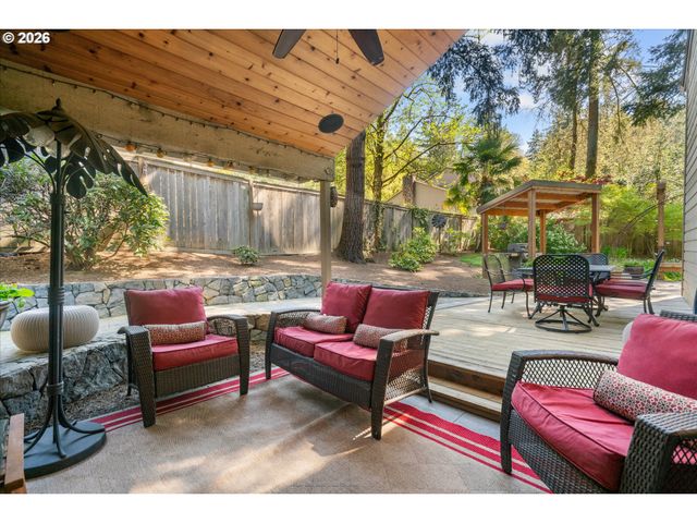 3040 ROYCE Way, Lake Oswego, OR 97034