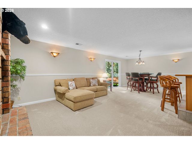 3040 ROYCE Way, Lake Oswego, OR 97034
