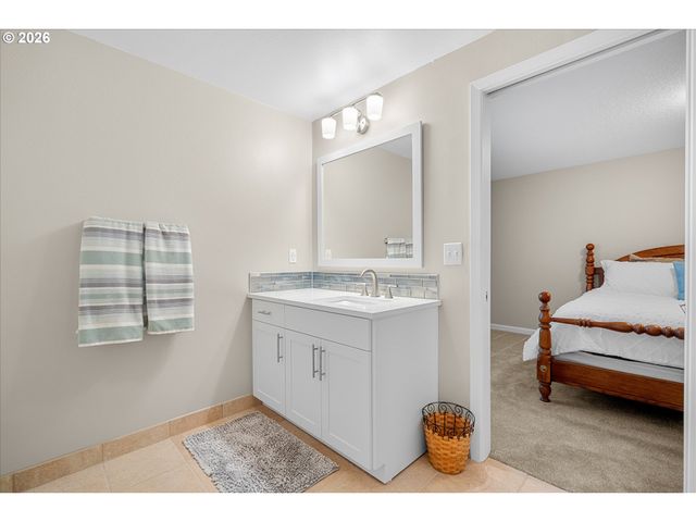 3040 ROYCE Way, Lake Oswego, OR 97034