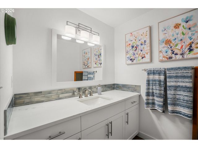 3040 ROYCE Way, Lake Oswego, OR 97034