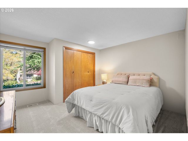 3040 ROYCE Way, Lake Oswego, OR 97034