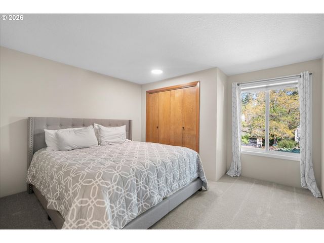 3040 ROYCE Way, Lake Oswego, OR 97034