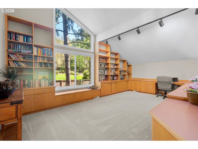 3040 ROYCE Way, Lake Oswego, OR 97034