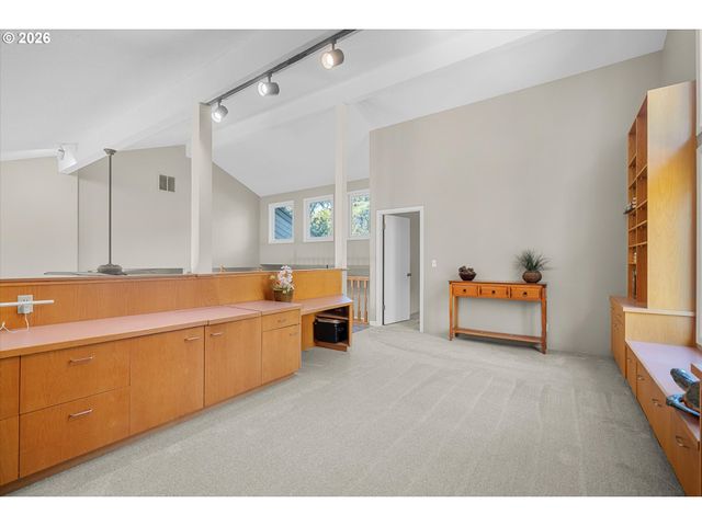 3040 ROYCE Way, Lake Oswego, OR 97034