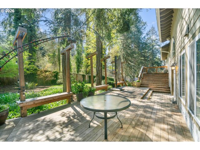 3040 ROYCE Way, Lake Oswego, OR 97034