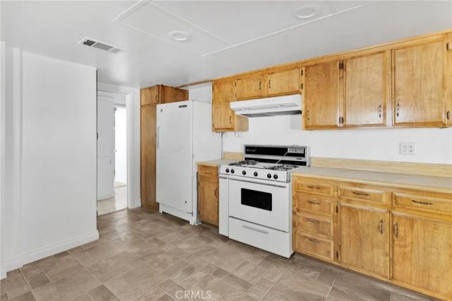 21008 South Road, Apple Valley, CA 92307