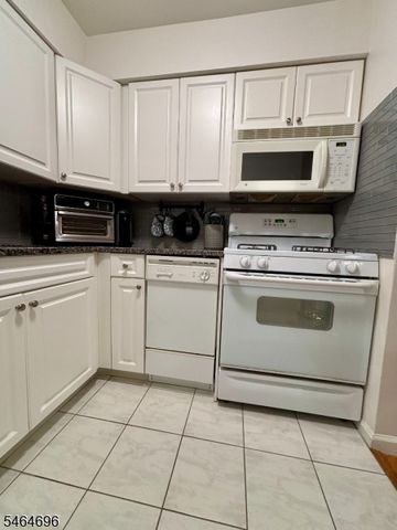 605 Grove St E10, Clifton City, NJ 07013