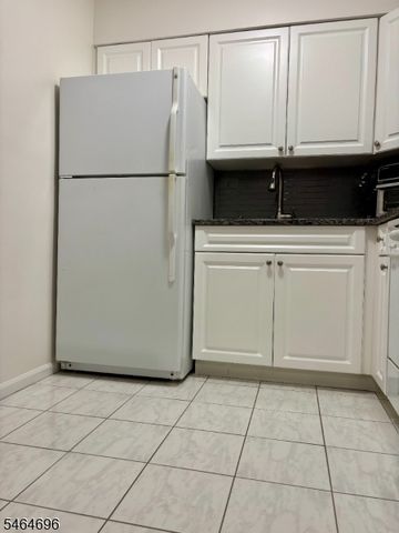 605 Grove St E10, Clifton City, NJ 07013