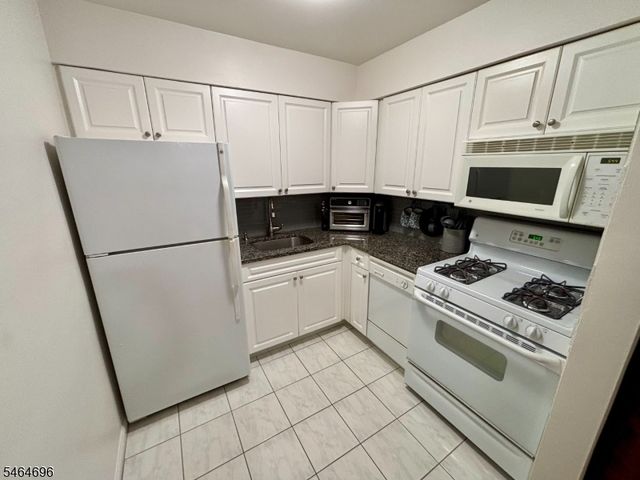 605 Grove St E10, Clifton City, NJ 07013