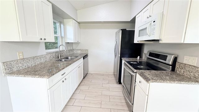 11 E ELLA J GILMORE STREET, Apopka, FL 32703