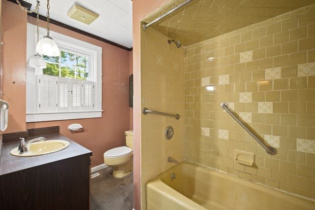 989 Cohannet St, Taunton, MA 02780