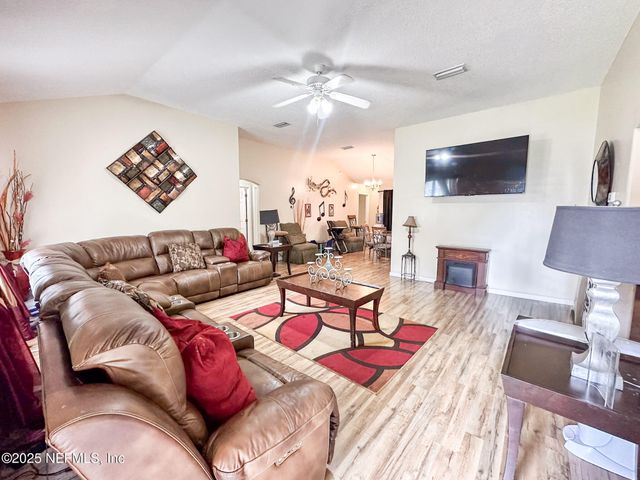 242 MANGO Drive, Palatka, FL 32177