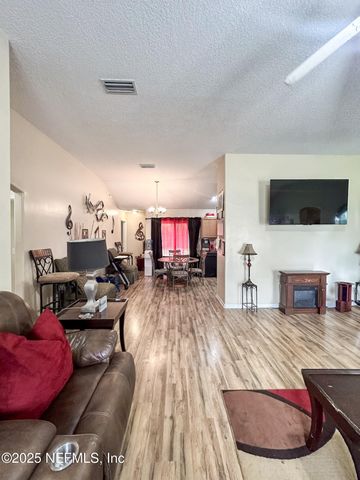 242 MANGO Drive, Palatka, FL 32177