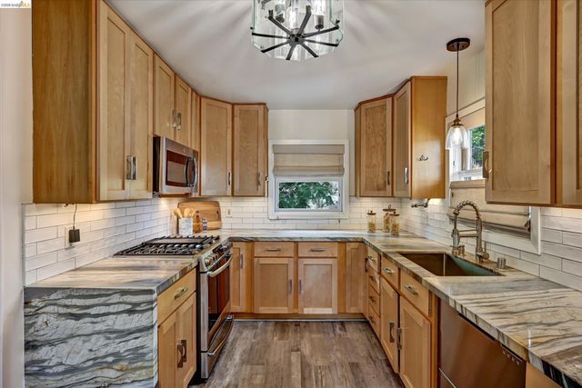 4656 Redding St, Oakland, CA 94619