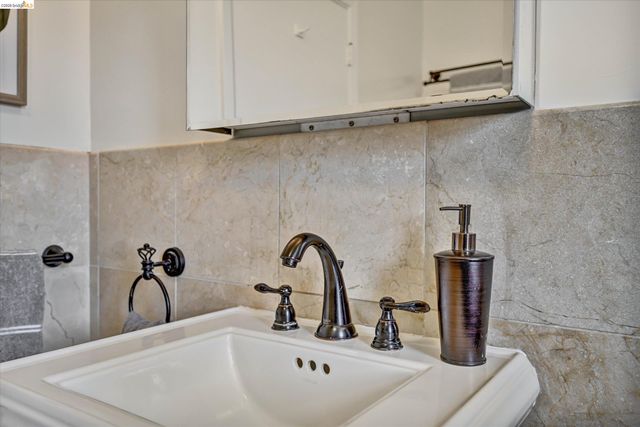 4656 Redding St, Oakland, CA 94619