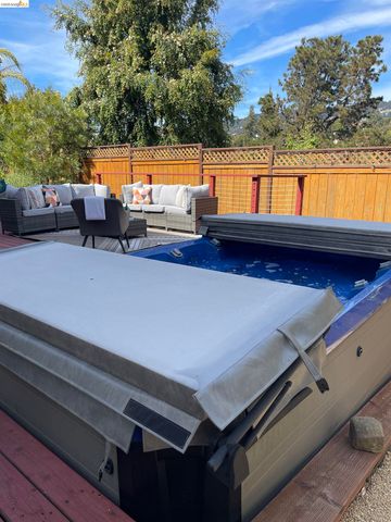 4656 Redding St, Oakland, CA 94619