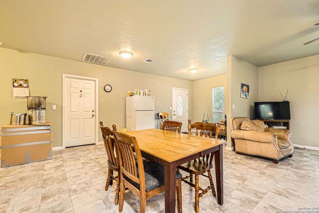 209 N Picoso St, San Antonio, TX 78207