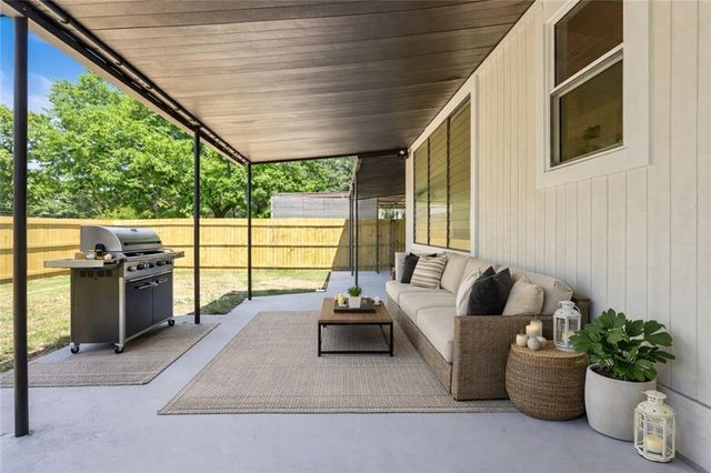 5586 Glore Drive SW, Mableton, GA 30126