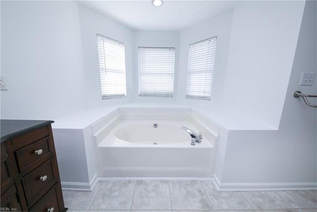 102 Lakes Edge DR, Suffolk, VA 23434