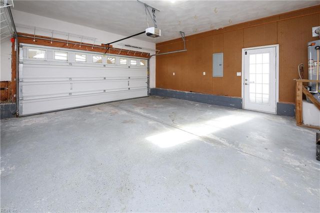 102 Lakes Edge DR, Suffolk, VA 23434