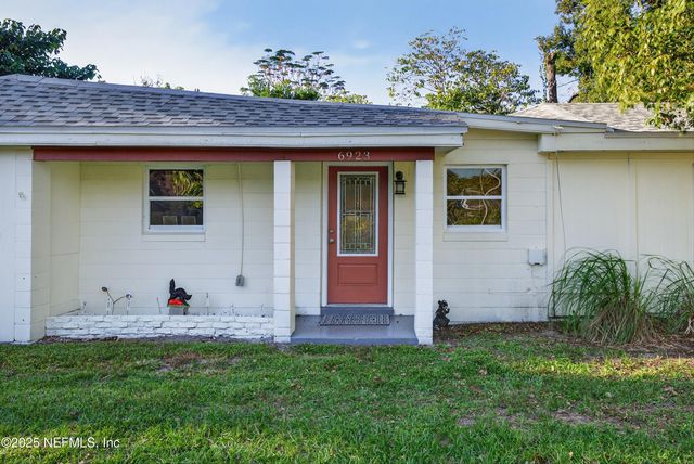 6923 N KING ARTHUR Road N, Jacksonville, FL 32211