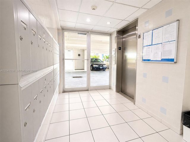 8024 Tatum Waterway Dr 2B, Miami Beach, FL 33141