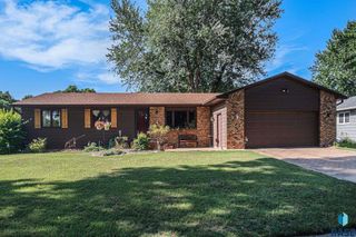 5813 W 32nd St, Sioux Falls, SD 57106
