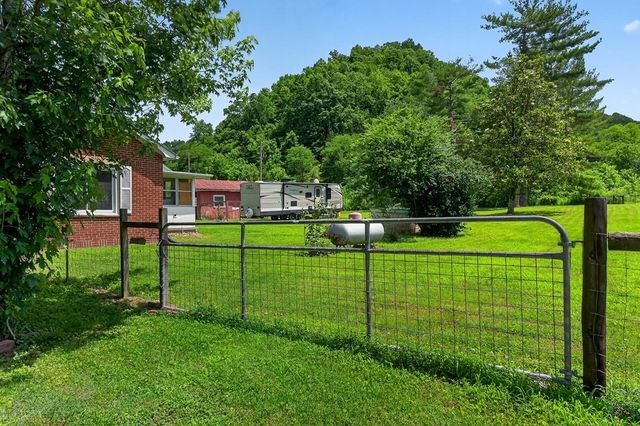 747 Hunting Creek Rd, Whitleyville, TN 38588