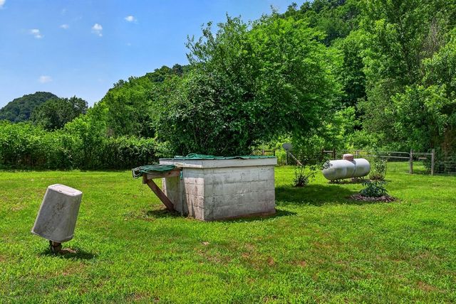 747 Hunting Creek Rd, Whitleyville, TN 38588